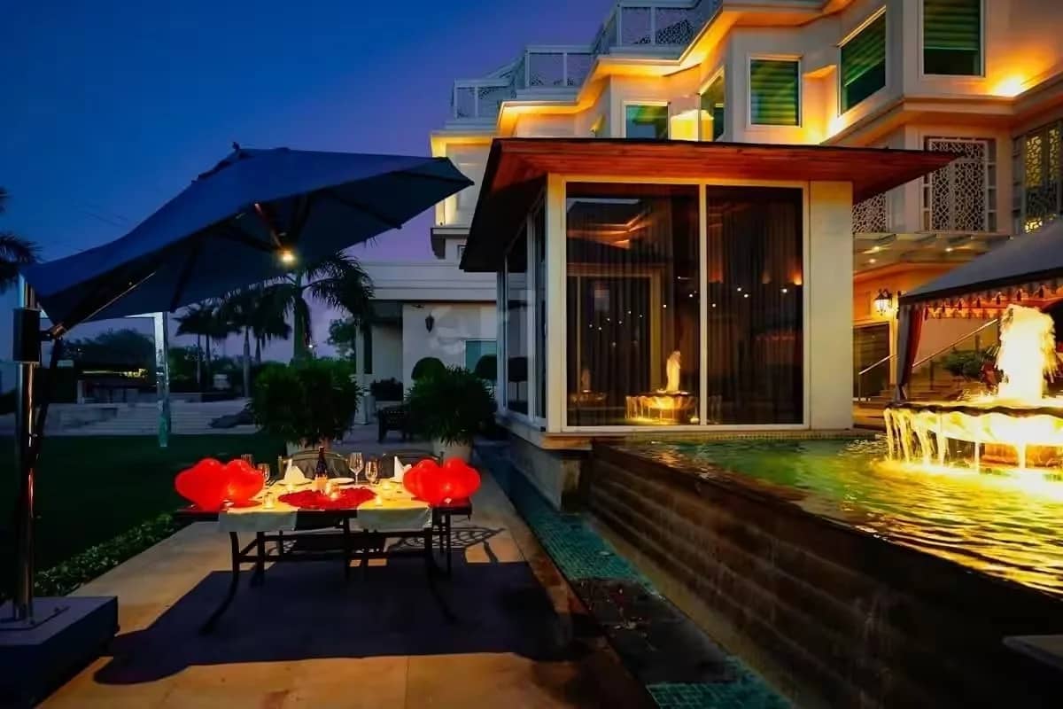 Alfresco dining by the water body at Raajsik