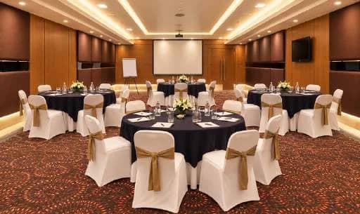 Resonance set with round tables