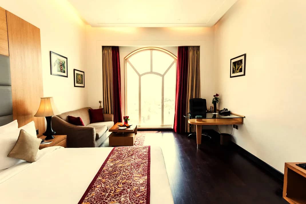 Writing desk and lounge corner in the Superior Room