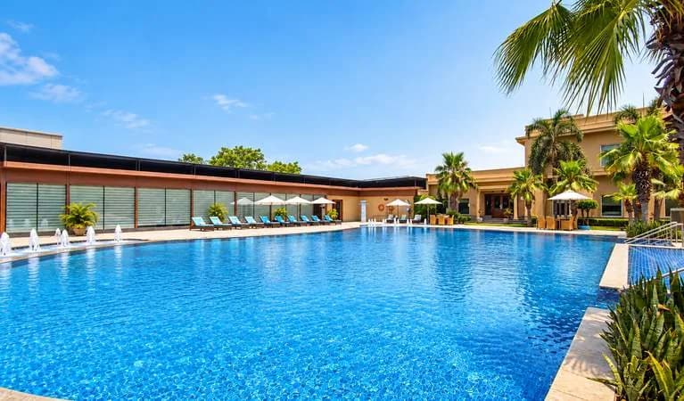 The Umrao’s swimming pool, Poolside